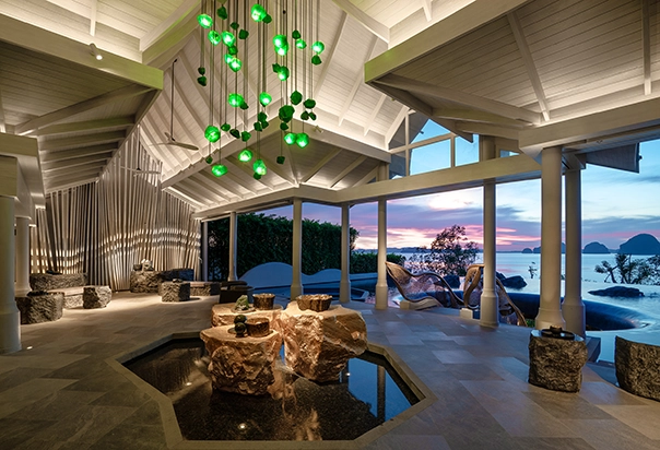 Luxuriöse Lobby des Banyan Tree Krabi mit Blick auf das Meer und die Kalsteinfelsen