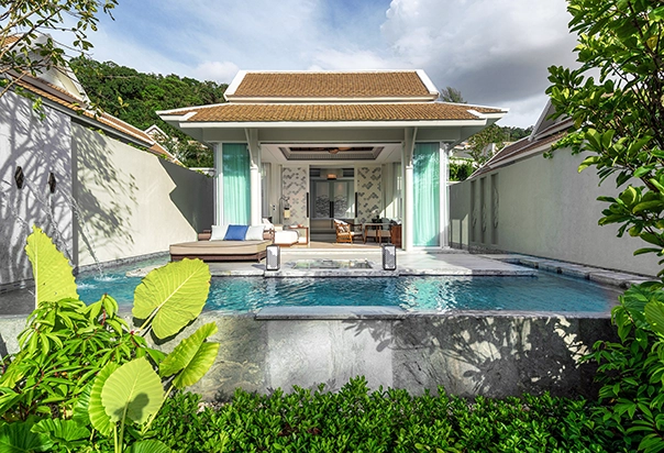 Blick über den privaten Pool und die Terrasse auf die Beachfront Pool Villa im Banyan Tree Krabi