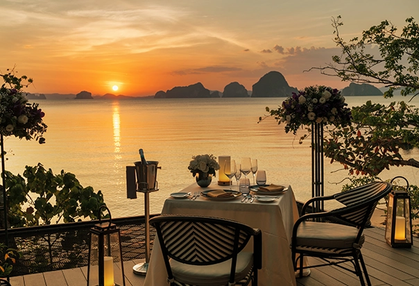 Romantisches Dinner mit Meerblick im Banyan Tree Krabi bei Sonnenuntergang und Blick auf die Kalksteinfelsen