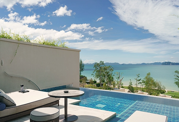 Blick von der Terrasse der Premium Ocean Pool Suite im Banyan Tree Krabi über den privaten Pool auf das Meer