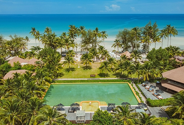 Luftaufnahme des High Season Pool Villa & Spa auf Koh Kood mit Blick auf die Resortanlage und den Strand