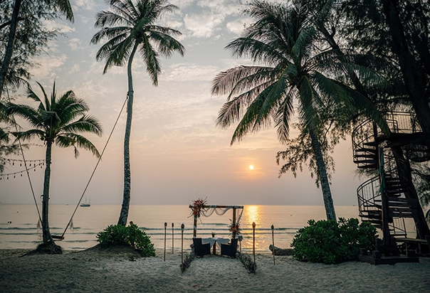 Romantisches Hochzeitsdinner für zwei am Strand des High Season Pool Villa & Spa auf Koh Kood bei Sonnenuntergang