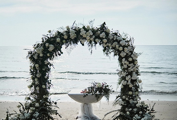 Floraler Traubogen am Strand für eine Strandhochzeit auf Koh Kood in Thailand