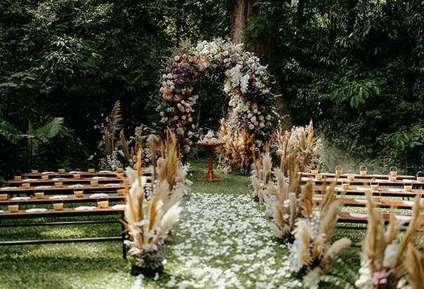 Hochzeitsdekoration im Keemala Phuket mit rundem Traubogen, tropischen Blumen im Boho Stil und umgeben vom Regenwald
