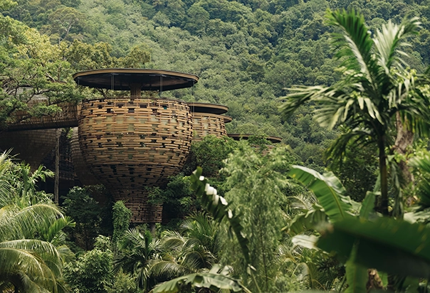 Außergewöhnliche Architektur des Keemala Phuket inmitten des tropischen Regenwaldes