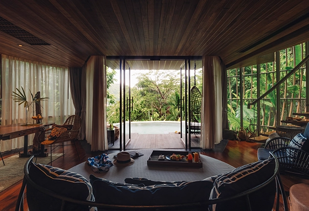 Wohnbereich des Tree Pool House im Keemala Phuket mit Blick auf den privaten Pool und den tropischen Regenwald