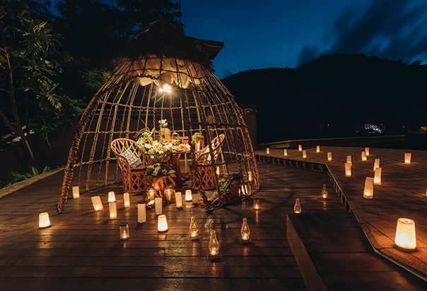 Romantisches Dinner für zwei im Keemala Phuket inmitten tropischer Dschungelkulisse