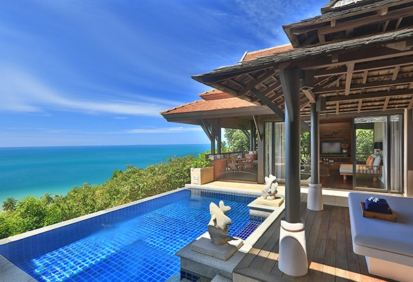 Blick von der Hillside Oceanview Private Pool Villa im Pimalai Resort auf Koh Lanta über das Meer