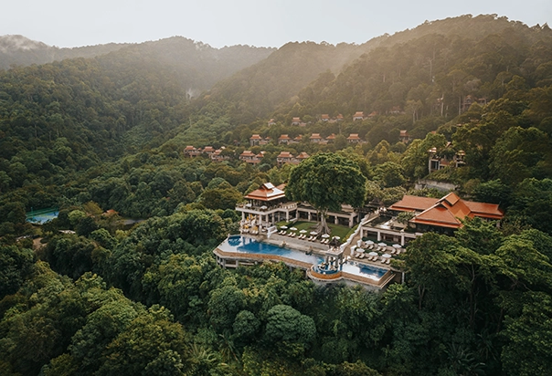 Luftaufnahme des Pimalai Resort & Spa auf Koh Lanta mit Hauptgebäude und Bergvillen inmitten tropischer Natur