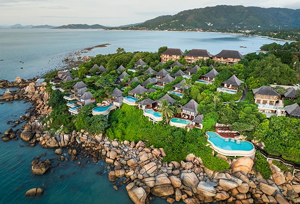 Luftaufnahme der Villen des Silavadee Pool Spa Resort auf Koh Samui in tropischer Hanglage