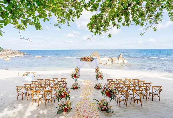 Frühherbstliche Hochzeitsdekoration für eine Strandhochzeit im Silavadee Pool Spa Resort auf Koh Samui