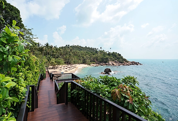 Holzbrücke zum Strand des Silavadee Pool Spa Resort auf Koh Samui mit Blick auf das Meer