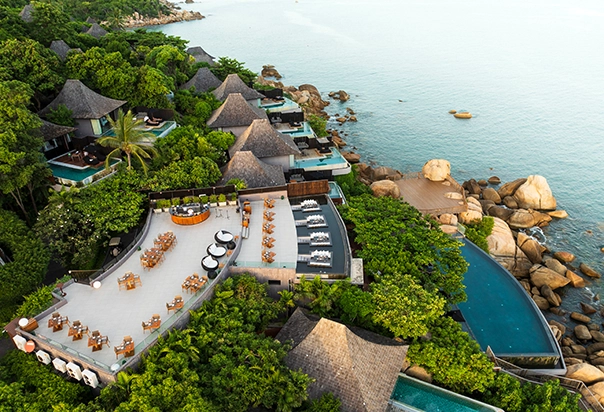 Luftaufnahme der Star Bar im Silavadee Pool Spa Resort auf Koh Samui mit Blick auf das Meer