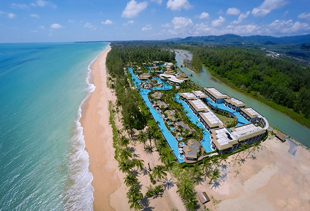Luftaufnahme des The Haven Khao Lak mit der weitläufigen Resortanlage und dem großen Salzwasserpool direkt am Khuk Khak Beach von Khao Lak in Thailand