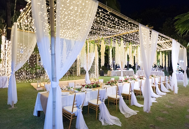 Elegantes Hochzeitsdinner unter einem Pavillon mit weißen Stoffen und Lichterketten in Khao Lak, Thailand