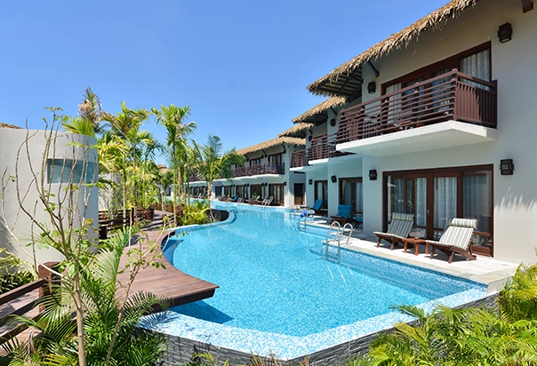 Blick auf die Deluxe Pool Access Zimmer im The Haven Khao Lak mit direktem Zugang zum Pool