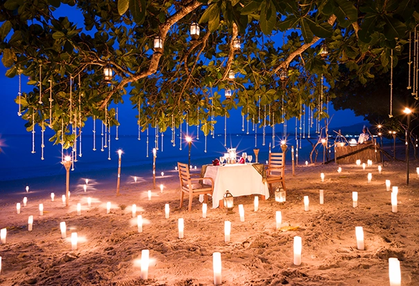 Romantisches Dinner für zwei bei Kerzenlicht am Strand des The Sarojin in Khao Lak, Thailand