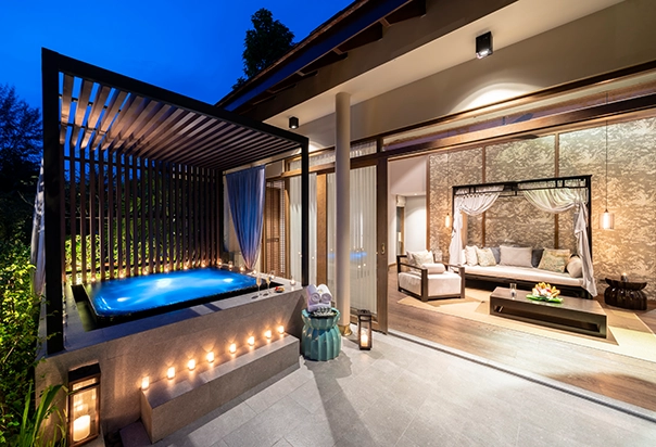Blick auf den privaten Jacuzzi der Jacuzzi Pool Suite im The Sarojin in Khao Lak, Thailand