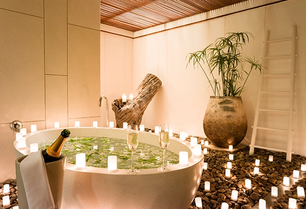 Romantische Honeymoon Badewanne bei Kerzenlicht und Champagner in einer Villa des The Sarojin in Khao Lak, Thailand