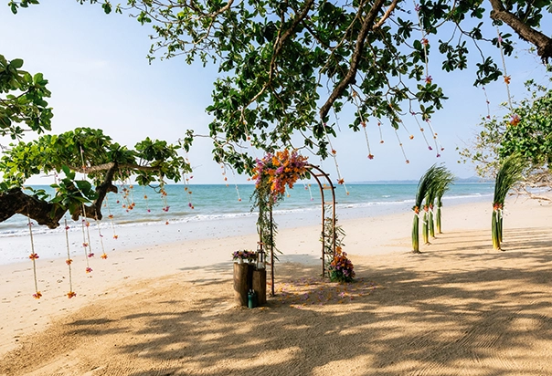 Kleine intime Stranddekoration im The Sarojin in Khao Lak, Thailand