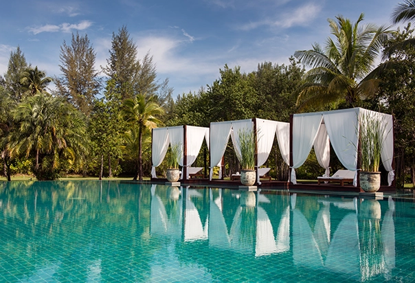 Hauptpool des The Sarojin in Khao Lak, Thailand, umgeben von tropischer Gartenlandschaft