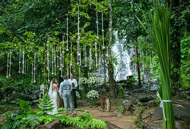 Hochzeit am Wasserfall von Khao Lak inmitten des tropischen Dschungels in Thailand