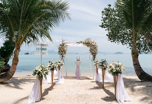 Traupavillon mit Blumen für eine Strandhochzeit in den TreeHouse Villas auf Koh Yao Noi