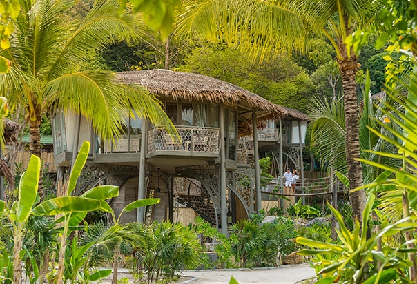 Außenansicht der TreeHouse Villa im TreeHouse Villas Koh Yao Noi inmitten tropischer Natur