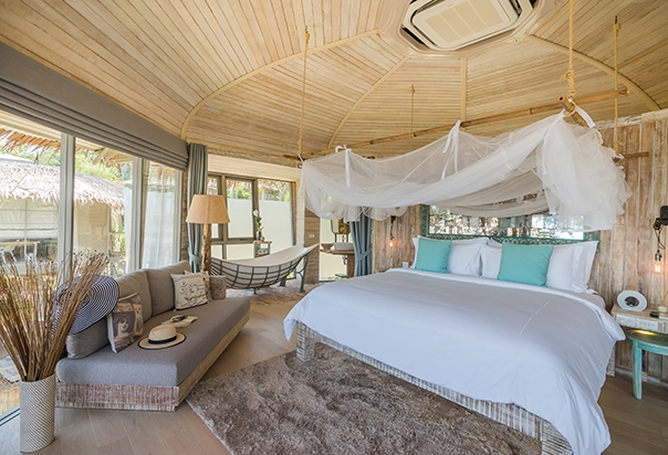 Schlafzimmer der TreeHouse Villa im TreeHouse Villas Koh Yao Noi mit Kingsize Bett und freistehender Badewanne.