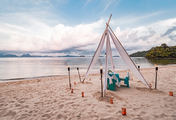Romantisches Dinner für zwei am Strand der TreeHouse Villas auf Koh Yao Noi mit Blick auf das Meer